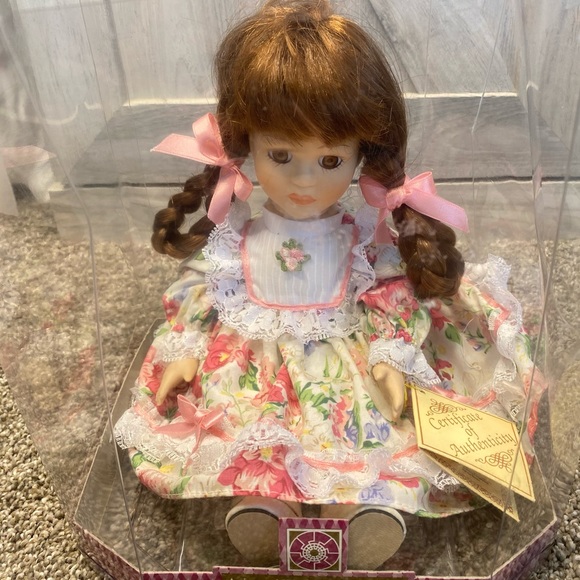 Soft Expressions Animated Wind Up Bisque Porcelain Musical Doll Brown Hair/Eyes - Picture 5 of 13